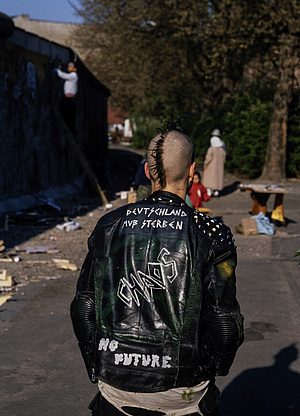 Foto von Punker mit Aufschrift auf der Jacke: Deutschland muss sterben - no future