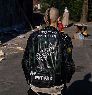 Foto von Punker mit Aufschrift auf der Jacke: Deutschland muss sterben - no future